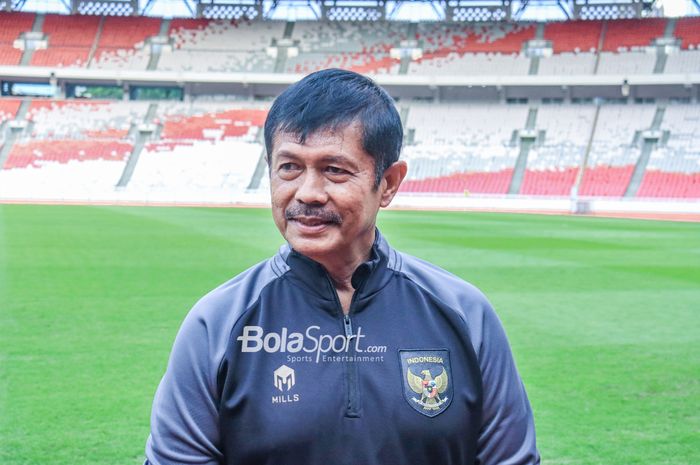 Pelatih timnas U-22 Indonesia, Indra Sjafri, sedang memberikan keterangan kepada awak media di Stadion Utama Gelora Bung Karno (SUGBK), Senayan, Jakarta, Sabtu (1/4/2023).