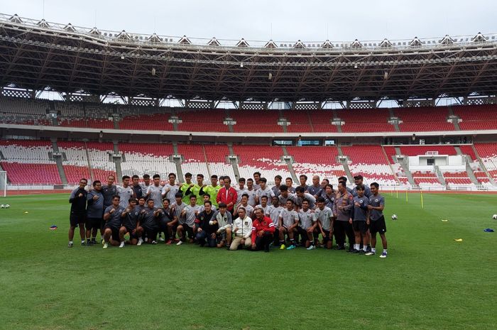 Presiden RI Joko Widodo alias Jokowi datang temui para pemain timnas U-20 Indonesia di Stadion Utama Gelora Bung Karno (SUGBK), Senayan, Jakarta Pusat, Sabtu (1/4/2023).