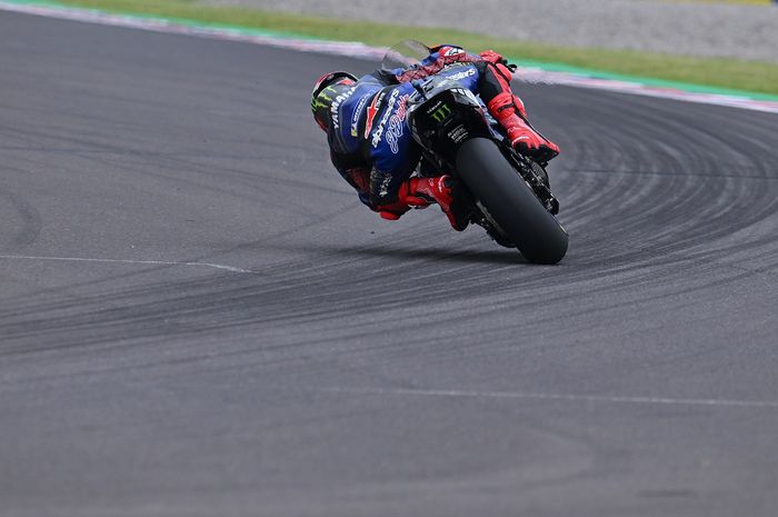 Pembalap Monster Energy Yamaha, Fabio Quartararo, saat tampil pada latihan MotoGP Argentina di Sirkuit Termas de Rio Hondo, Santiago, Argentina, 31 Maret 2023.