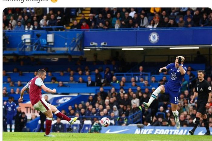 Pemain Aston Villa, John McGinn,mencetak gol ke gawang Chelsea dalam laga pekan ke-29 Liga Inggris 2022-2023, Sabtu (2/4/2023)