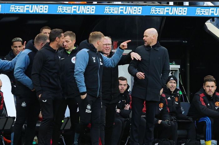 Eddie Howe (tiga dari kanan) sempat terlibat cekcok dengan Erik ten Hag (kanan) pada laga Newcastle United kontra Manchester United.