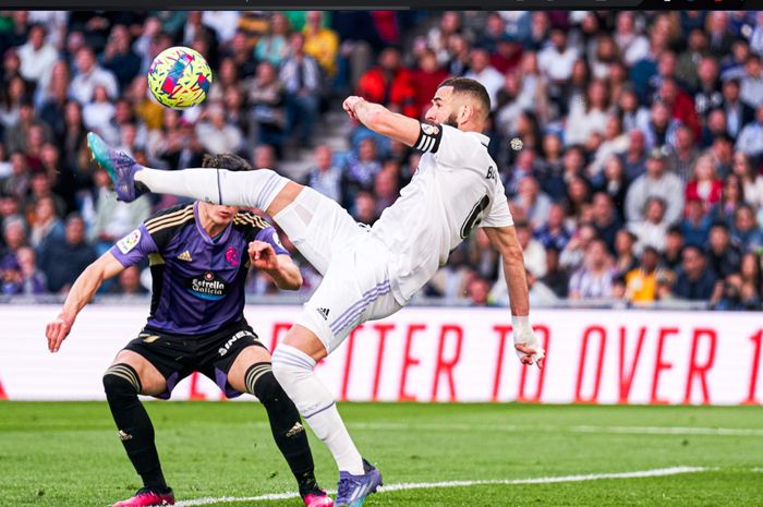 Berkat hat-trick yang dibuatnya, Karim Benzema berhasil menyamai rekor hebat Cristiano Ronaldo di Real Madrid.