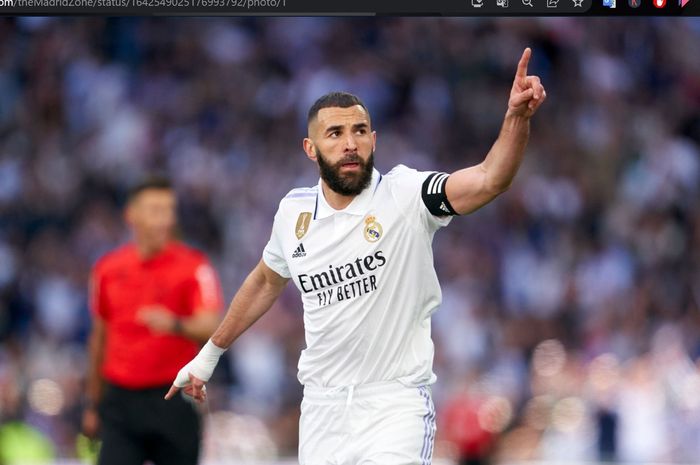 Penyerang Real Madrid, Karim Benzema, merayakan golnya ke gawang Real Valladolid dalam jornada 27 Liga Spanyol 2022-2023 di Stadion Santiago Bernabeu, Minggu (2/4/2023).