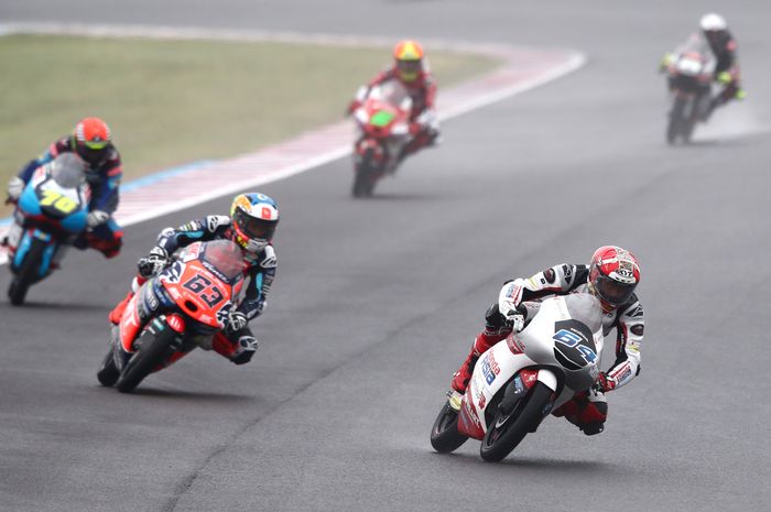 Pembalap Honda Team Asia, Mario Suryo Aji, memimpin rombongan pembalap saat balapan Moto3 Argentina di Sirkuit Termas de Rio Hondo, Santiago, Argentina, 2 April 2023.