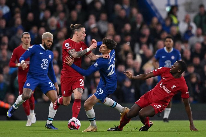 Para poemain Chelsea dan Liverpool berebut bola dalam laga tunda pekan ke-8 Liga Inggris 2022-2023 di Stadion Stamford Bridge, Selasa (4/4/2023).