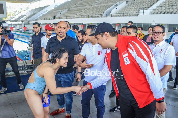 Menteri Pemuda dan Olahraga Republik Indonesia, Dito Ariotedjo (kanan), sedang menyalami atlet renang Indonesia yang sedang berlatih di Stadion Akuatik GBK, Senayan, Jakarta, Rabu (5/4/2023).