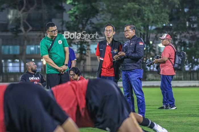 Manajer timnas U-22 Indonesia, Sudarmadji (kanan), sedang berkomunikasi dengan Lexyndo Hakim (kiri) selaku Chef de Mission SEA Games 2023 di Lapangan A, Senayan, Jakarta, 5 April 2023.