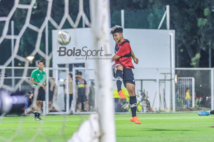 Striker timnas U-22 Indonesia, Hokky Caraka Bintang Brilliant (kiri), sedang menguasai bola saat berlatih di Lapangan A, Senayan, Jakarta, 5 April 2023.