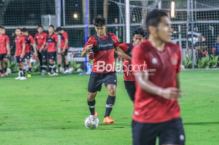 Striker timnas U-22 Indonesia, Hokky Caraka Bintang Brilliant (kiri), sedang menguasai bola saat berlatih di Lapangan A, Senayan, Jakarta, 5 April 2023.