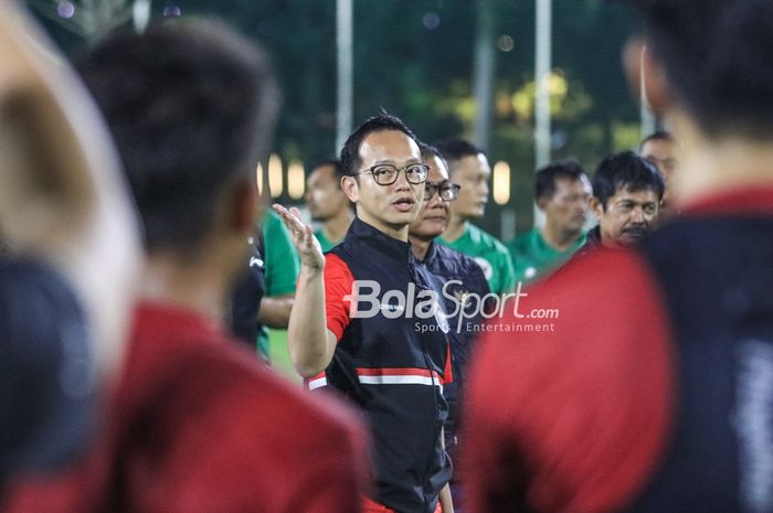 Chef de Mission SEA Games 2023, Lexyndo Hakim, sedang memberikan sambutan saat berkunjung ke latihan timnas U-22 Indonesia di Lapangan A, Senayan, Jakarta, 5 April 2023.