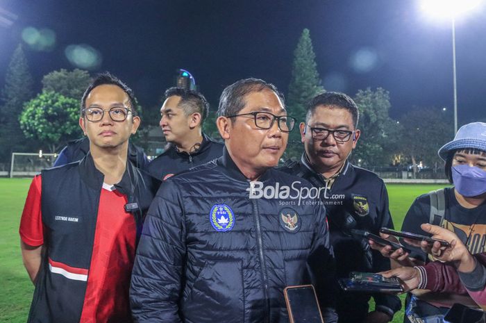 (Dari kiri ke kanan) Lexyndo Hakim, Sumardji, dan Endri Erawan saat diwawancarai awak media di Lapangan A, Senayan, Jakarta, 5 April 2023.