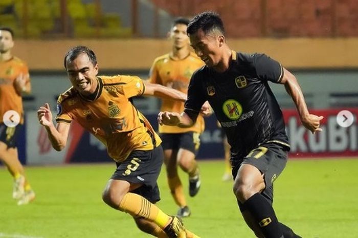 Fatchu Rohman saat berduel di laga Bhayangkara FC vs Barito Putera di Stadion Wibawa Mukti, Rabu (5/4).