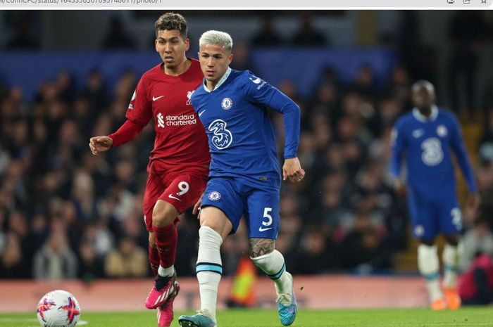 Aksi Enzo Fernandez saat berebut bola dengan Roberto Firmino dalam laga Chelsea vs Liverpool di Stadion Stamford Bridge, Selasa (4/4/2023).