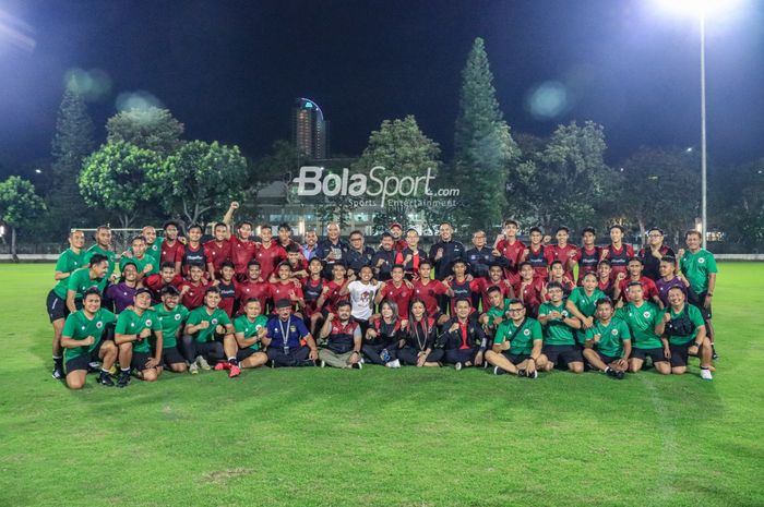 Skuat timnas U-22 Indonesia (skuad timnas U-22 Indonesia) sedang berfoto bersama dengan perwakilan PSSI dan Cdm SEA Games 2023 di Lapangan A, Senayan, Jakarta, 5 April 2023.