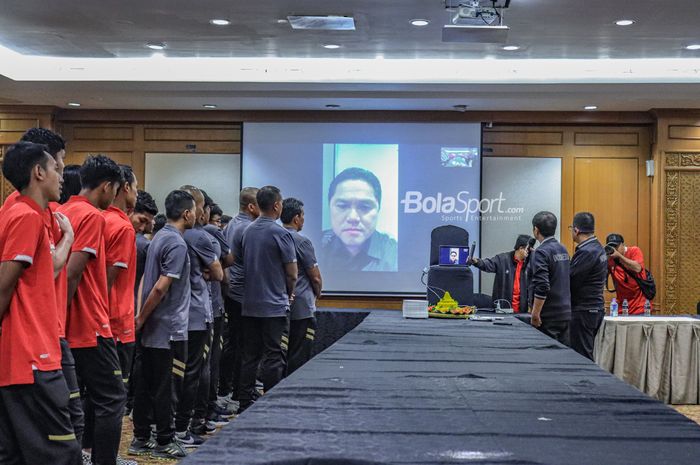 Ketua Umum PSSI, Erick Thohir (tengah), sedang memberikan sambutan dalam acara syukuran PSSI selamat dari sanksi FIFA di Hotel Sultan, Senayan, Jakarta, Jumat (7/4/2023) malam.