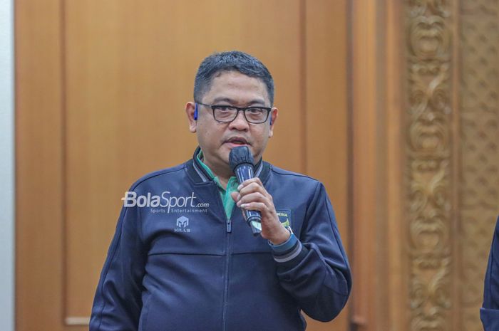 Manajer timnas U-22 Indonesia, Endri Erawan (kiri), sedang memberikan sambutan dalam acara syukuran PSSI selamat dari sanksi FIFA di Hotel Sultan, Senayan, Jakarta, Jumat (7/4/2023) malam.