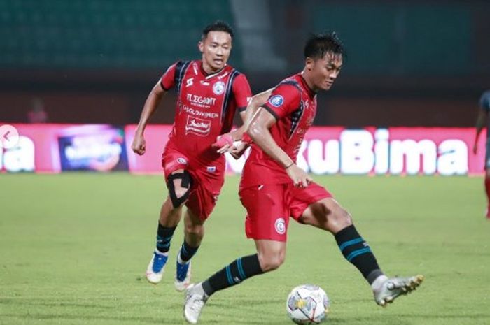 Pemain Arema FC sedang menguasi bola pada pertandingan pekan ke-31 Liga 1 melawan Madura United.