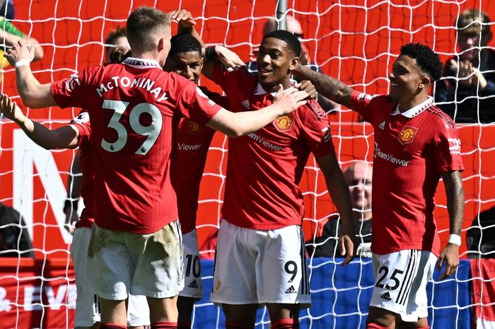 Pemain Manchester United merayakan gol Anthony Martial ke gawang Everton pada lanjutan Liga Inggris di Old Trafford (8/4/2023).