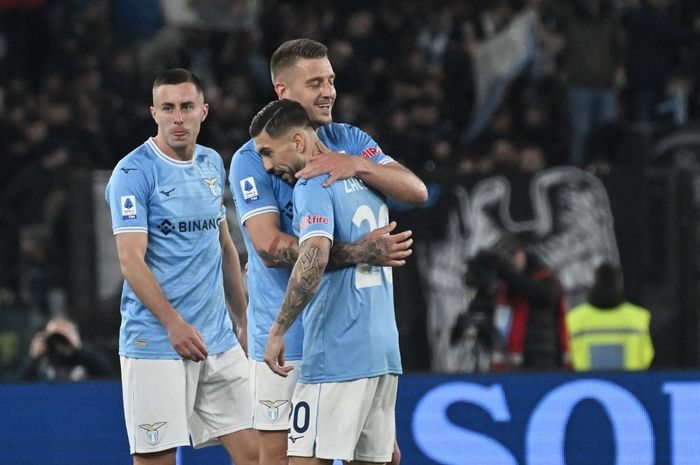 Sergej Milinkovic-Savic (tengah) merayakan golnya dalam duel Lazio vs Juventus pada lanjutan Liga Italia di Olimpico, Roma (8/4/2023).