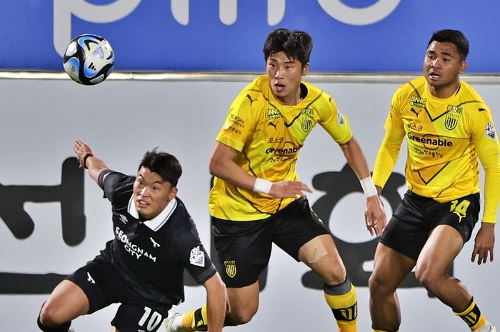 Bek Jeonnam Dragons, Asnawi Mangkualam, saat pertandingan melawan Seongnam FC, Sabtu (8/4/2023).