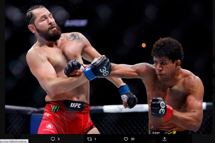 Petarung kelas welter Gilbert Burns (kanan) sedang menyarangkan pukulan terhadap Jorge Masvidal (kiri) dalam pertandingan UFC 287 yang digelar di Kaseya Center, Miami, AS, Minggu, 8 April 2023