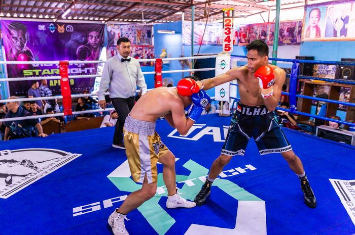 Petinju Indonesia, Ilham Leoisa, pada  pertarungan yang berlangsung di Singmanassak Muaythai School, Pathum Thani, Thailand, Minggu (9/4/2023).