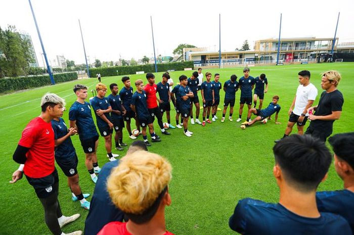 Pelatih Timnas U-22 Kamboja, Keisuke Honda, memimpin anak-anak asuhnya berlatih di Thailand menjelang SEA Games 2023.