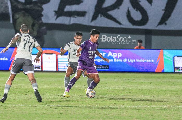 Pemain Persita Tangerang, Irsyad Maulana (kanan), sedang menguasai bola dan dibayangi pilar Persib Bandung, Rachmat Irianto (kiri) dalam laga pekan ke-33 Liga 1 2022 di Stadion Indomilk Arena, Tangerang, Banten, Minggu (9/4/2023) malam.