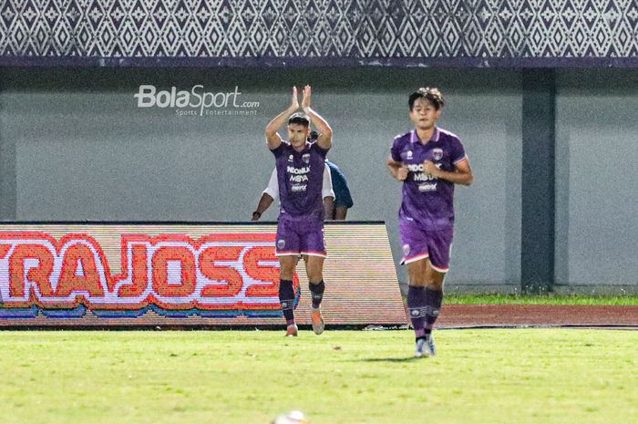 Selebrasi gol kedua Persita Tangerang yang diciptakan oleh Ramiro Fergonzi kala menghadapi Persib Bandung pada laga pekan ke-33 Liga 1 2022-2023 di Indomilk Arena, Tangerang, Minggu (9/4/2023).