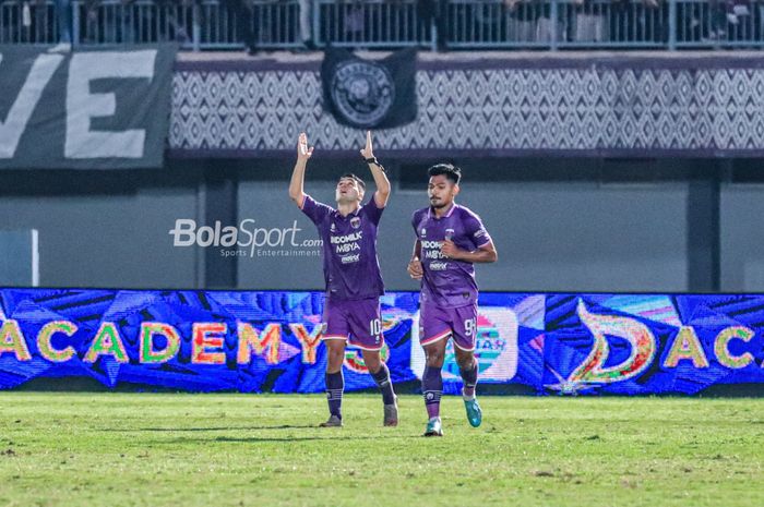 Pemain asing Persita Tangerang, Norberto Ezequiel Vidal, sedang melakukan selebrasi seusai mencetak gol dalam laga pekan ke-33 Liga 1 2022 di Stadion Indomilk Arena, Tangerang, Banten, Minggu (9/4/2023) malam.