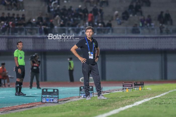 Pelatih Persib Bandung, Luis Milla, sedang memantau para pemainnya bertanding dalam laga pekan ke-33 Liga 1 2022 di Stadion Indomilk Arena, Tangerang, Banten, Minggu (9/4/2023) malam.