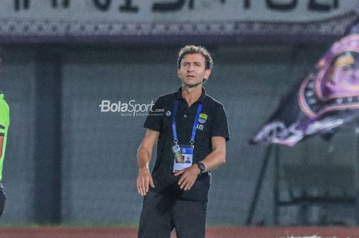 Pelatih Persib Bandung, Luis Milla, sedang memantau para pemainnya bertanding dalam laga pekan ke-33 Liga 1 2022 di Stadion Indomilk Arena, Tangerang, Banten, Minggu (9/4/2023) malam.