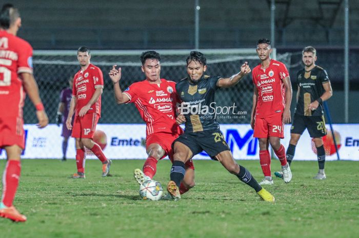 Bek Persija Jakarta bernama Muhammad Ferarri (kiri) saat berebut bola dengan pemain Dewa United dalam laga pekan ke-33 Liga 1 2022 di Stadion Indomilk Arena, Tangerang Banten, Senin (10/4/2023) malam.