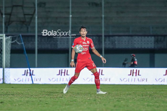 Bek Persija Jakarta, Hansamu Yama Pranata, sedang menguasai bola dalam laga pekan ke-33 Liga 1 2022 di Stadion Indomilk Arena, Tangerang Banten, Senin (10/4/2023) malam.