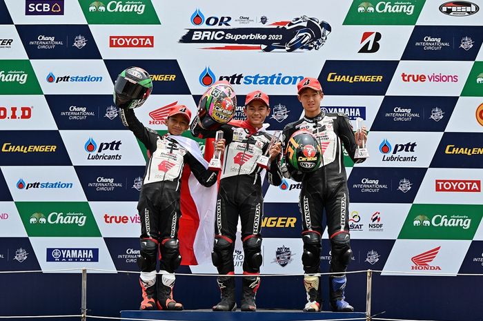 Pembalap binaan AHM, Decksa Almer Alfarezel (tengah), berhasil meraih podium pertama dan Muhammad Kiandra Ramadhipa (kiri) merebut posisi kedua pada ajang Thailand Talent Cup (TTC) 2023 putaran kedua race kedua yang diselenggarakan di Chang International Circuit, Buriram, Thailand (9/4/2023).