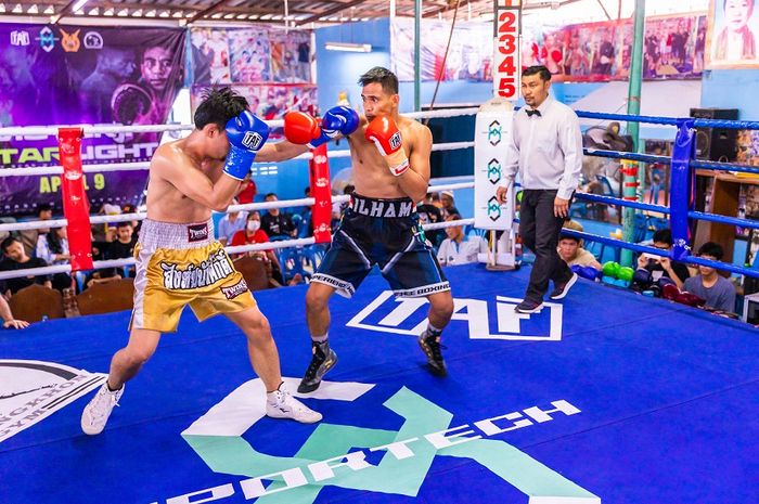 Ilham Leoisa mengalahkan Chaiyarat Sawangsoda dalam laga tinju di Singmanassak Muaythai School, Pathum Thani, Thailand, Minggu (9/4/2023).