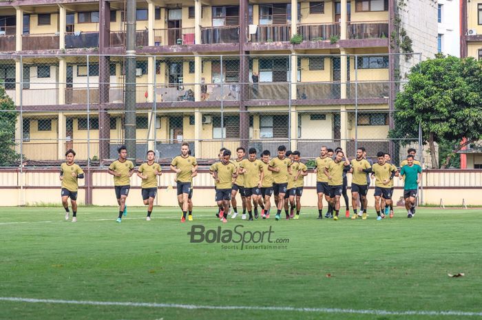 Skuat Persebaya Surabaya (skuad Persebaya Surabaya) sedang berlatih di Stadion PTIK, Blok M, Jakarta Selatan, Senin (10/4/2023) sore.