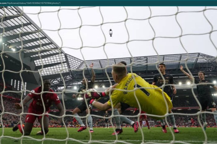 Aksi penyelamatan heroik Aaron Ramsdale gagalkan sundulan Ibrahima Konate dalam laga Liverpool vs Arsenal di Stadion Anfield, Minggu (9/4/2023) malam WIB.