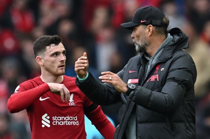 Andrew Robertson dalam laga Liverpool vs Arsenal pada lanjutan Liga Inggris 2022-2023.