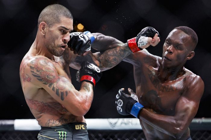 Alex Pereira dan Israel Adesanya beradu serangan saat pertarungan gelar kelas menengah pada UFC 287 di Kaseya Center, Miami, Florida, 8 April 2023.