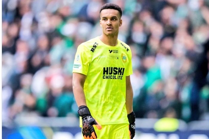 Kiper Hammarby, Oliver Dovin, membuat blunder saat menyangka titik penalti adalah bola.