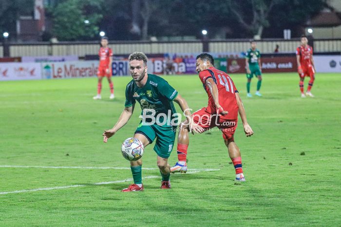 Pemain Persebaya Surabaya, Jose Pedro Magalhaes Valente alias Ze Valente (kiri), sedang menguasai bola dalam laga tunda pekan ke-28 Liga 1 2022 di Stadion PTIK, Blok M, Jakarta, Selasa (11/4/2023) malam.