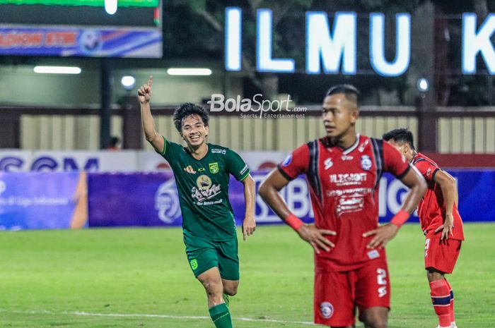 Pemain Persebaya Surabaya, Muhammad Iqbal, melakukan selebrasi seusai mencetak gol dalam laga tunda pekan ke-28 Liga 1 2022 di Stadion PTIK, Blok M, Jakarta, Selasa (11/4/2023) malam.