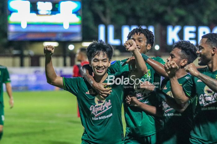 Pemain Persebaya Surabaya, Muhammad Iqbal, melakukan selebrasi seusai mencetak gol dalam laga tunda pekan ke-28 Liga 1 2022 di Stadion PTIK, Blok M, Jakarta, Selasa (11/4/2023) malam.