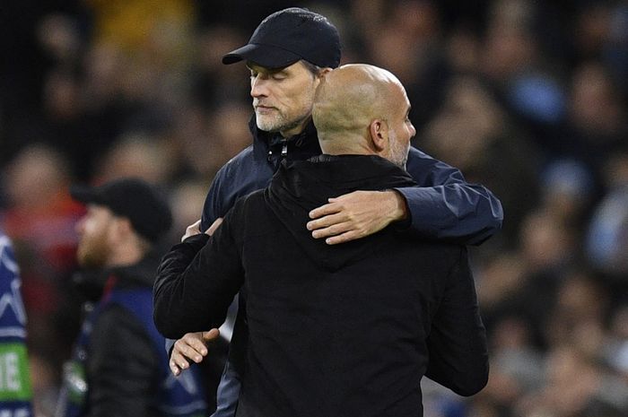 Thomas Tuchel berpelukan dengan Pep Guardiola dalam duel Manchester City vs Bayern Muenchen di Liga Champions (11/4/2023).