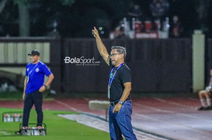 Pelatih Persebaya Surabaya, Aji Santoso, sedang memberikan intruksi kepada para pemain saat bertanding dalam laga tunda pekan ke-28 Liga 1 2022 di Stadion PTIK, Blok M, Jakarta, Selasa (11/4/2023) malam.