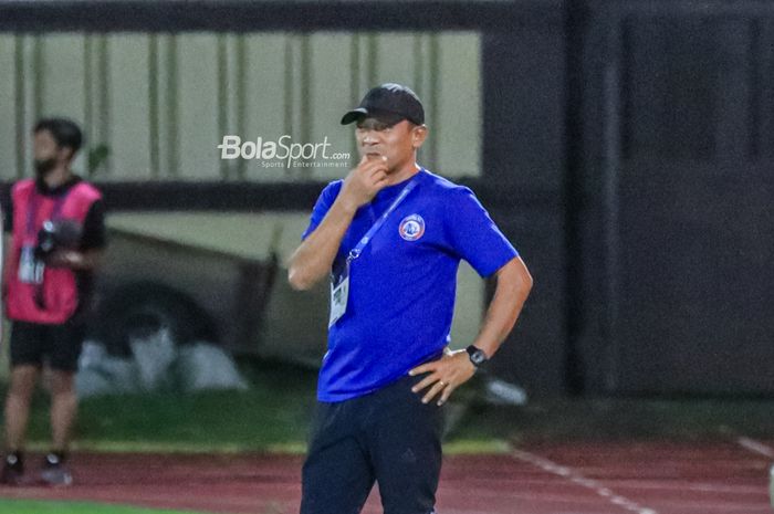 Pelatih Arema FC, Joko Susilo, sedang memantau para pemainnya bertanding dalam laga tunda pekan ke-28 Liga 1 2022 di Stadion PTIK, Blok M, Jakarta, Selasa (11/4/2023) malam.