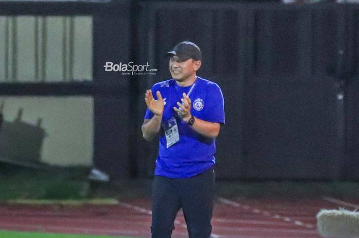 Pelatih Arema FC, Joko Susilo, sedang memberikan semangat kepada para pemainnya yang sedang bertanding dalam laga tunda pekan ke-28 Liga 1 2022 di Stadion PTIK, Blok M, Jakarta, Selasa (11/4/2023) malam.