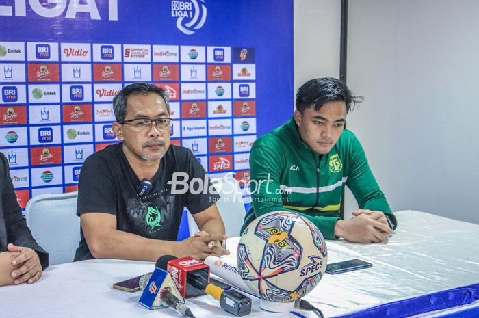 Pelatih Persebaya Surabaya, Aji Santoso (kiri) dan kipernya bernama Ernando Ari Sutaryadi (kanan) saat menghadiri sesi jumpa pers setelah laga tunda pekan ke-28 Liga 1 2022 di Stadion PTIK, Blok M, Jakarta, Selasa (11/4/2023) malam.