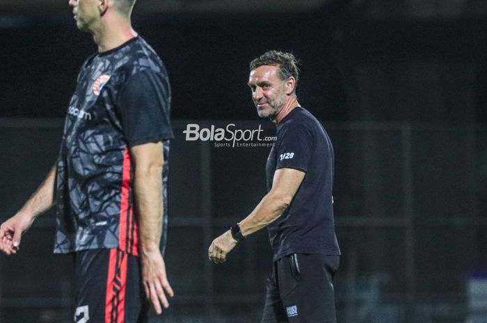 Pelatih Persija Jakarta, Thomas Doll (kanan), saat sedang memantau para pemainnya berlatih di Lapangan Latih JIS (Jakarta International Stadium), Jakarta, Utara, Rabu (12/4/2023) malam.